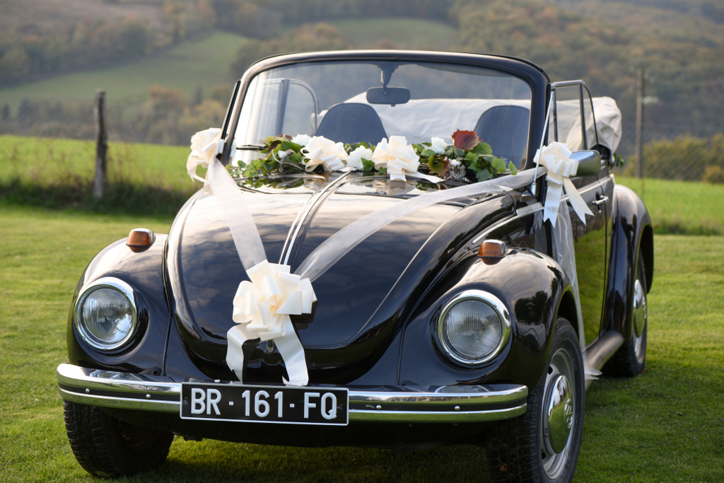 Décoration voiture des mariés noeud et tulle